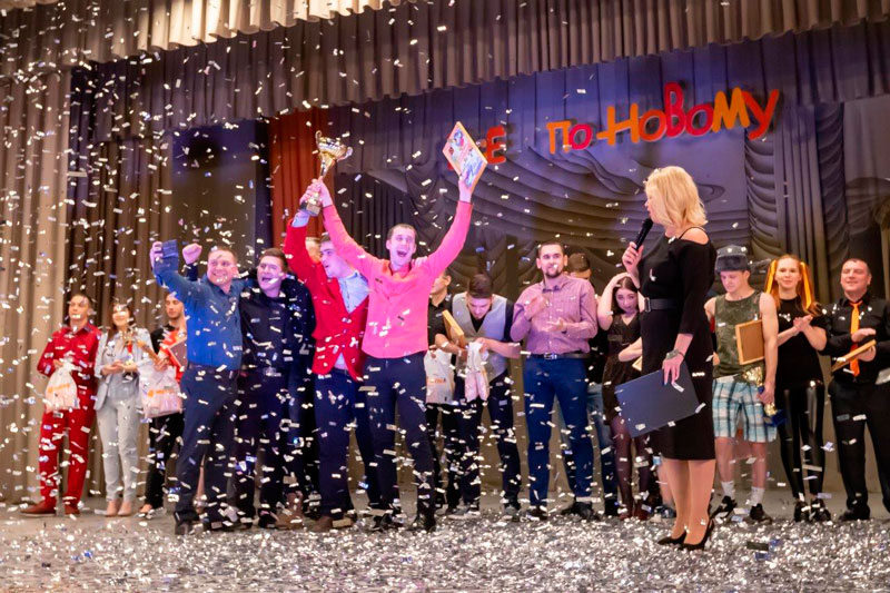 Два часа хорошего настроения: на СинТЗ прошел вечер юмора веселых и находчивых. Шутили о заводской, городской жизни и не только...