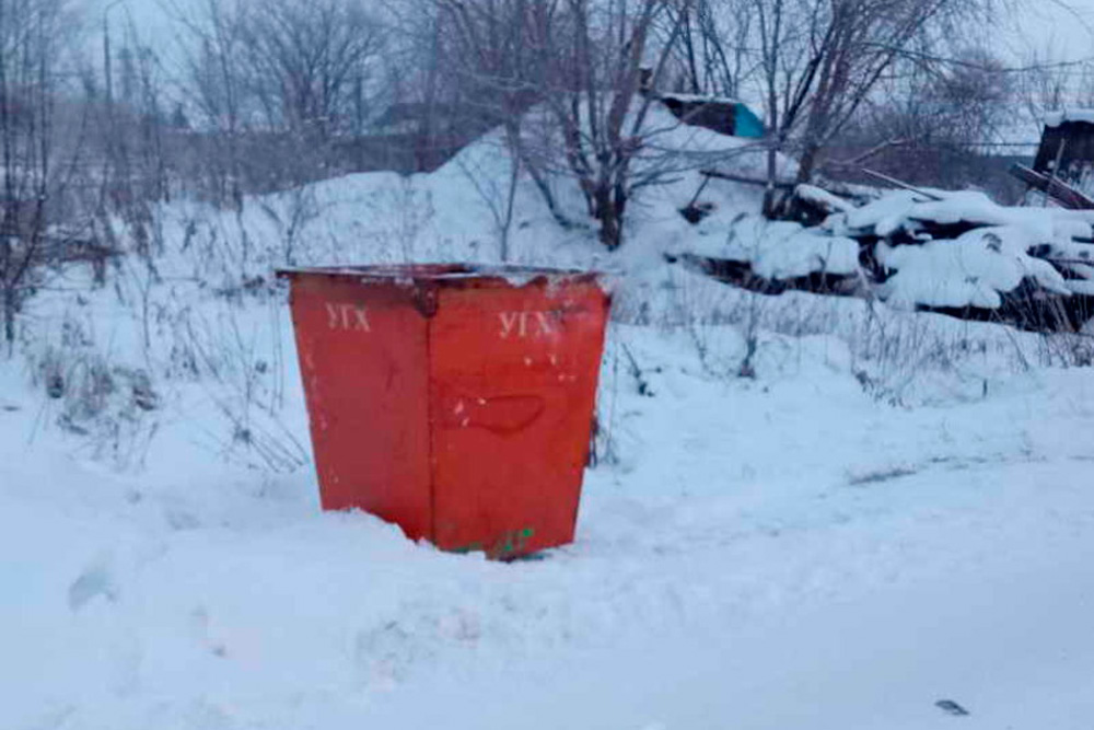 Часть жителей удаленных территорий Каменска-Уральского протестуют против мусорной реформы: перевернули контейнер!