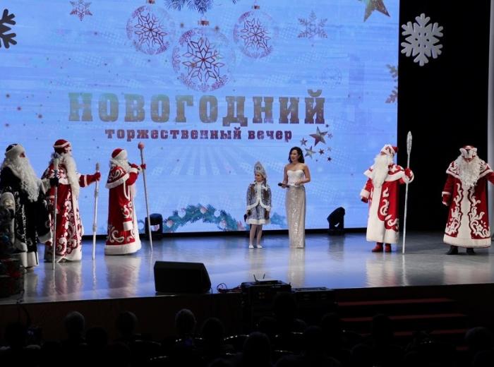 Слет Дедов Морозов: жителей Каменска-Уральского поздравили с наступающим Новым годом | Деды Морозы Каменска-Уральского поздравили жителей с наступающим Новым годом