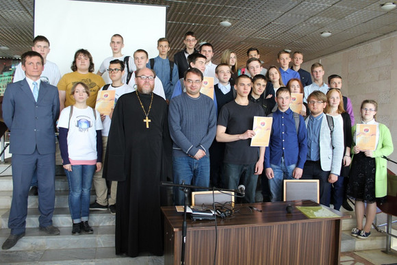 В Каменске-Уральским в интеллектуальной игре «Познай истину», которую провели православные, местные «технари» бились за лидерство