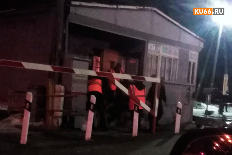 На железной дороге в Каменске-Уральском поезд сбил мужчину. Свидетели: «У него сильный удар головы, много крови». Передали медикам На железной дороге в Каменске-Уральском поезд сбил мужчину. Свидетели: «У него сильный удар головы, много крови». Передали медикам