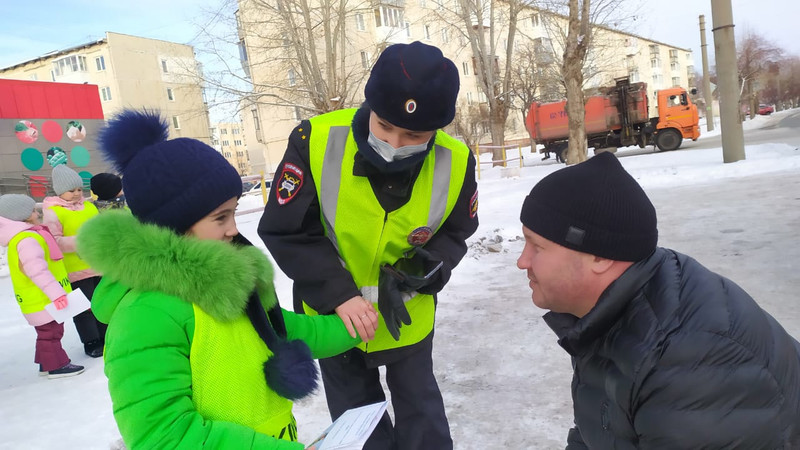 Юные инспектора дорожного движения из Каменска-Уральского написали обращения к водителям и попросили их вести себя на дороге порядочно...