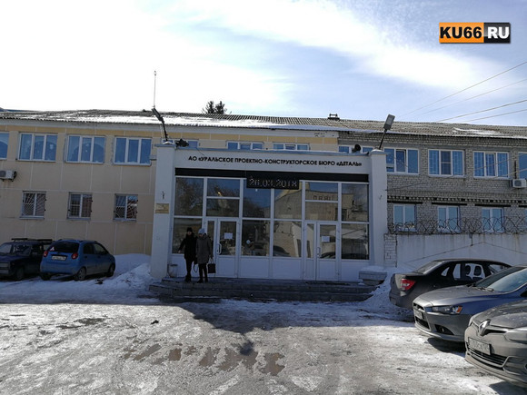 В Каменске-Уральском на предприятии, работающем на оборонку, обвалилась крыша в одном из корпусов. С места ЧП «скорая» увезла женщину