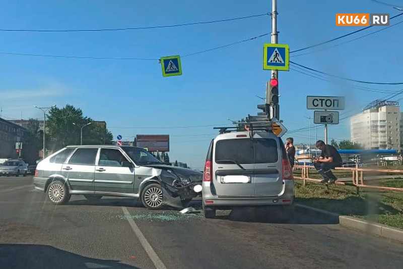 Утром в Каменске-Уральском водитель ВАЗа влетел в "Ладу Ларгус". ВИДЕО Утром в Каменске-Уральском водитель ВАЗа влетел в "Ладу Ларгус". ВИДЕО