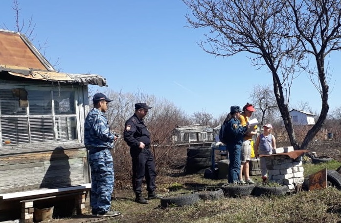 «У вас есть багры, бочки, лопаты?» Как огнеборцы и чиновники ездят по садам в окрестностях Каменска-Уральского и грозят людям пальцем