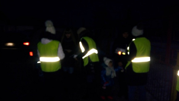 Родители встали дозором около детского сада в Каменске-Уральском. Встречным активисты раздавали буклеты и дарили детям «блестяшки» на одежду