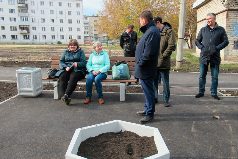 Огородить мусорную площадку, сделать пандус для инвалидов: мэр Шмыков осматривает, как рабочие благоустраивают дворы домов в Каменске