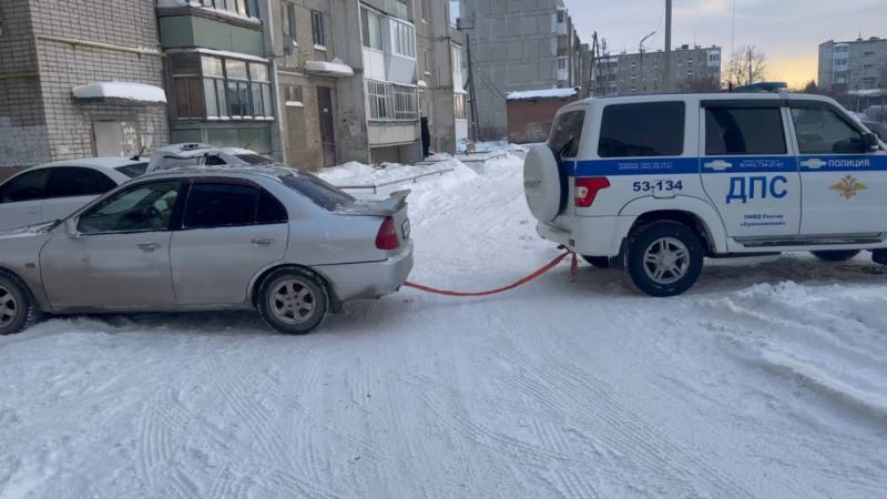 На Урале сотрудники ГИБДД помогли женщине и её дочери | ГИБДД помогла женщине выехать из снега в Сухом Логу 