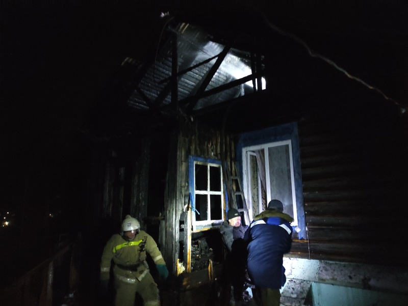 В поселке под Каменском-Уральским на стыке вторника и среды произошел пожар в частном доме — помогать тушить прибыли даже добровольцы-соседи