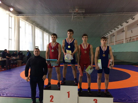 Полный комплект медалей взяли греко-римские борцы из Каменска-Уральского в столице Урала. Теперь сразятся в Ингушетии на первенстве России…