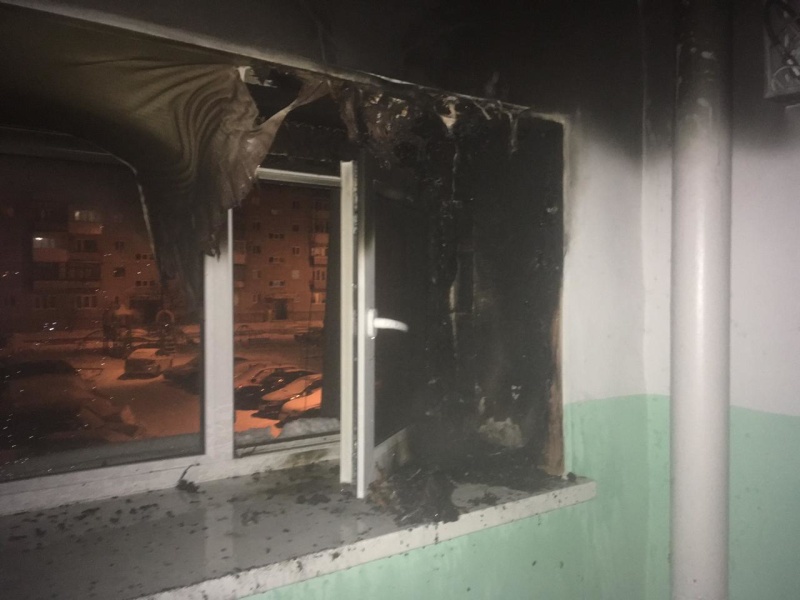 Накануне в Каменске-Уральском в подъезде пятиэтажки сгорело пластиковое окно Накануне в Каменске-Уральском в подъезде пятиэтажки сгорело пластиковое окно