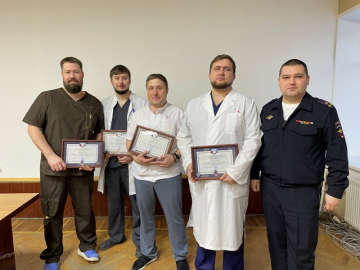 Уральских врачей наградили за спасение жительницы Каменска-Уральского, сильно пострадавшей в ДТП