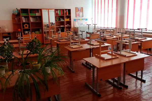 В школе в пос. Силикатный Каменска-Уральского будут заменены окна и отремонтирована система отопления. Мэр Герасимов приехал посмотреть