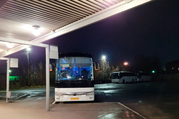 «Спрос на поездки до Екатеринбурга выше». Жители Каменска-Уральского вновь стали ездить в столицу Урала на автобусах