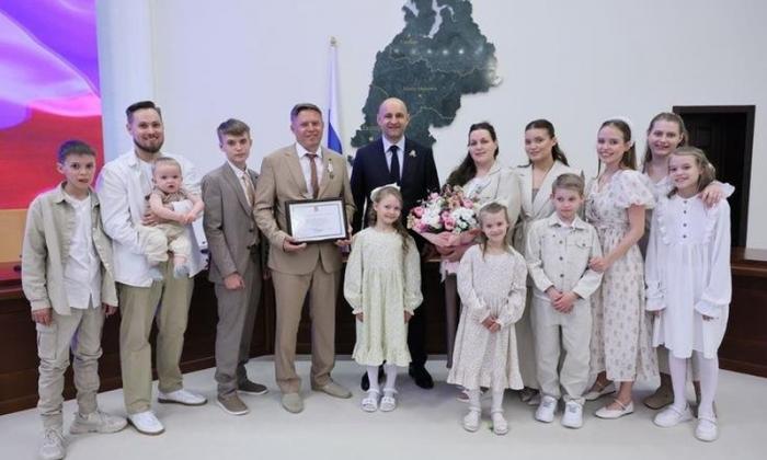 Владимир Путин наградил многодетную семью из Екатеринбурга орденом и путевкой в Сочи | Путин наградил многодетную семью из Екатеринбурга орденом