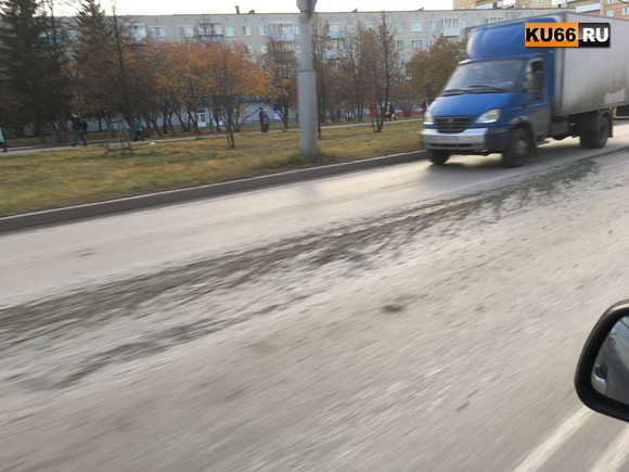 «Это фиаско, братан». В Каменске-Уральском бетоновоз залил жидким бетоном проезжую часть нескольких улиц. ФОТО, ВИДЕО