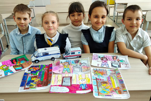 Целую неделю перед каникулами с ребятами из школы «Аксиома» в Каменске-Уральском занимались на тему соблюдения правил дорожного движения