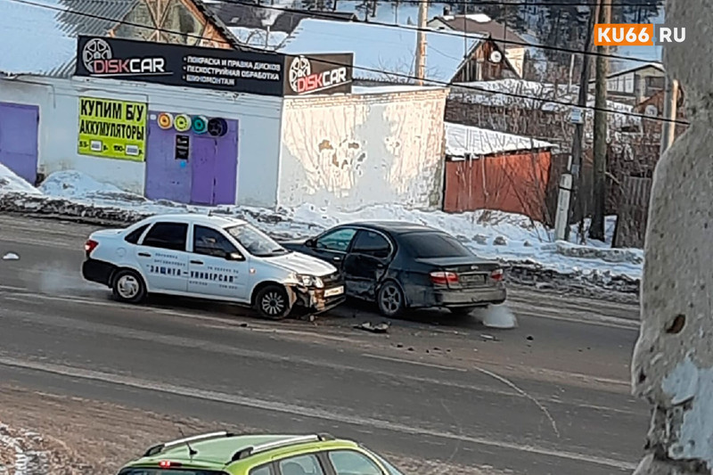 Череда ДТП, которых могло и не быть в Каменске-Уральском, зафиксирована в пятницу — водители бились только из-за своей невнимательности