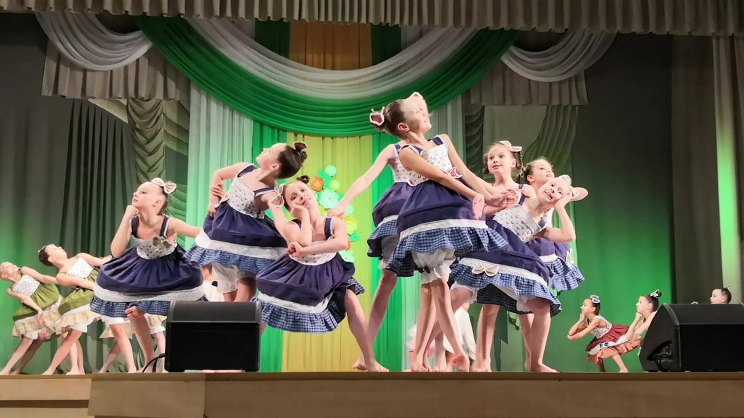 «Нынче как-то особенно по-семейному, душевно...» В Каменске-Уральском в ДК «Юность» отметили День матери, сравнив женщин с Родиной