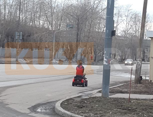 В Каменске-Уральском заметили «лихача» на игрушечном автомобиле | На Урале появился «лихач» на игрушечном автомобиле
