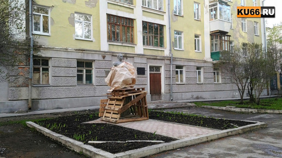 Осталось несколько шагов: в Каменске-Уральском уже готов и устанавливается памятник Герою Советского Союза у дома, где он жил