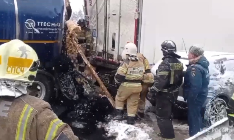 На федеральной трассе под Новгородом столкнулись десятки машин и разлился битум