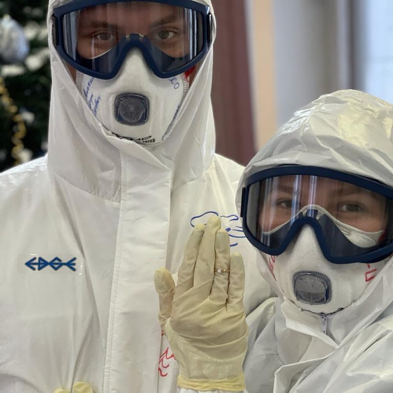 Британцев восхитил врач из России, сделавший предложение в "красной зоне"