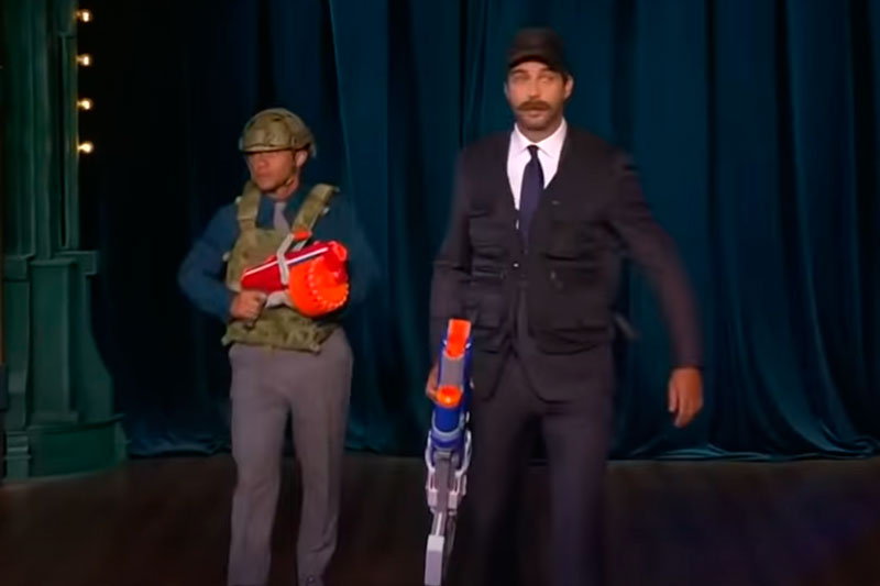 «Крысы-то разбежались»: Ургант спародировал Лукашенко в бронежилете с автоматом