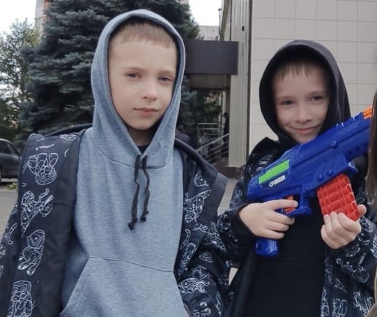 На Урале отец украл у матери двух мальчиков-близнецов — приставы объявили их в розыск | Похищенных мальчиков-близнецов в Свердловской области объявили в розыск