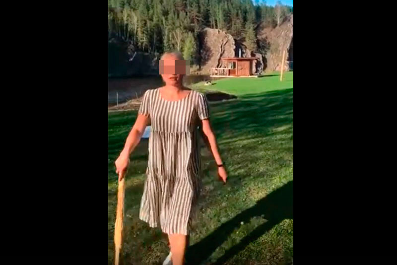 «Все тянут сроки и, видимо, ждут». Жительницу Каменска-Уральского без объяснения причин избила женщина, когда та готовилась к фотосессии