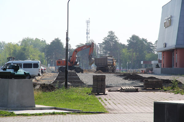 Благоустройство территории между ДК "Юность" и СК "Олимп" в Каменске-Уральском идет полным ходом. Часть откроют к Дню города