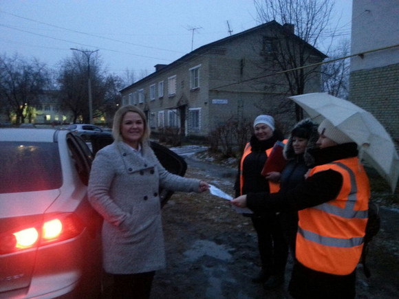 Грозили пальцем и рассказывали об опасностях: на дороги Каменска-Уральского вышел «Родительский патруль»