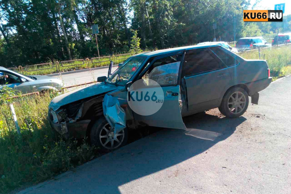 Виноват «тазик»: лихач-бесправник устроил ДТП на оживленной улице в Каменске-Уральском и скрылся. Свидетель: «Не справился, вынес забор…» Виноват «тазик»: лихач-бесправник устроил ДТП на оживленной улице в Каменске-Уральском и скрылся. Свидетель: «Не справился, вынес забор…»