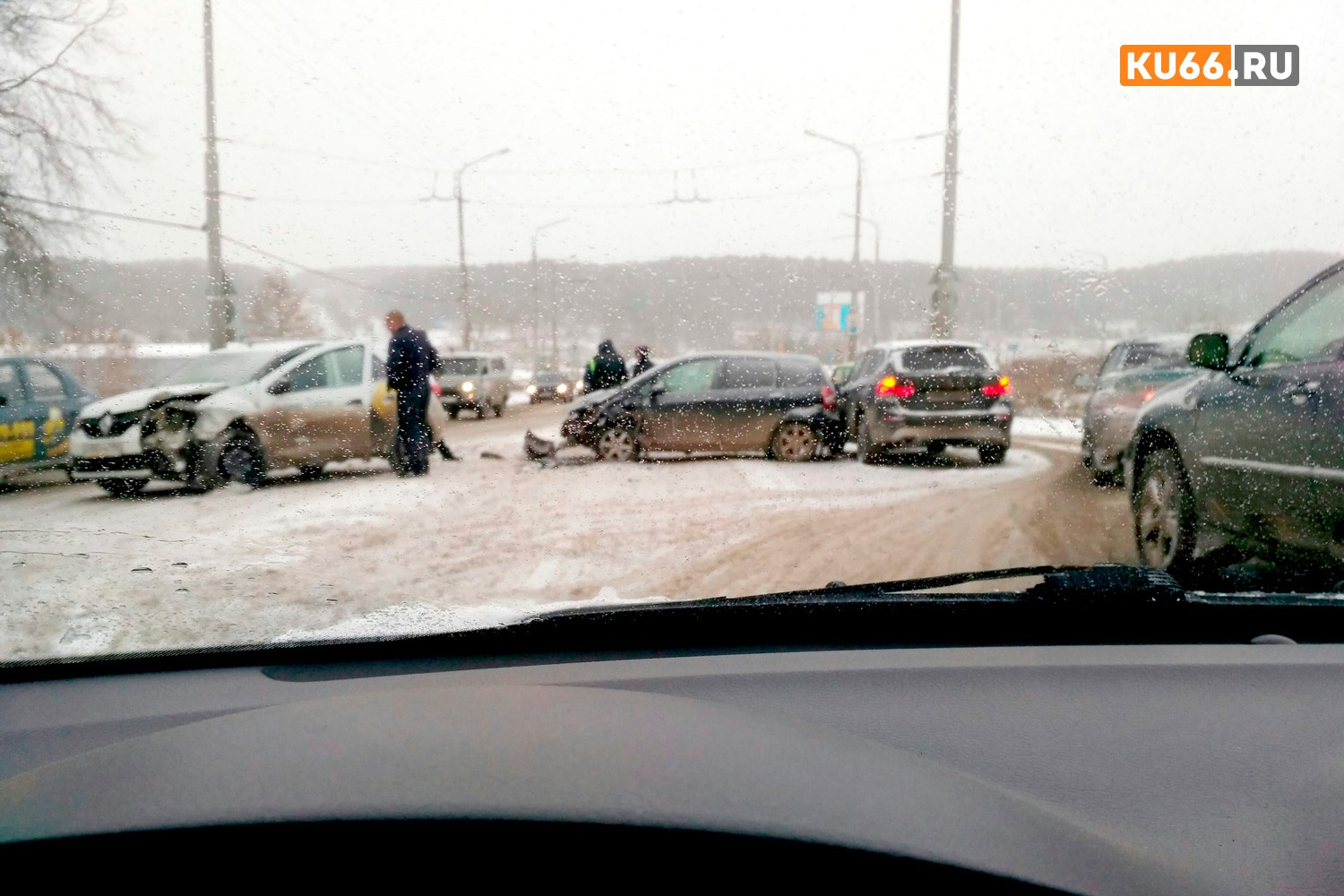 В Каменске-Уральском на ул. Суворова собирается затор из-за ДТП. Если спешите, лучше в объезд – по Алюминиевой