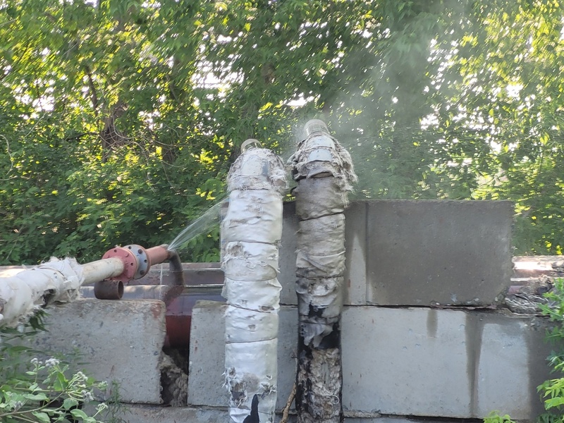 Машина влетела в коллектор в Каменске-Уральском — из трубы хлещет кипяток | В Каменске-Уральском из-за ДТП некоторые жители остались без воды