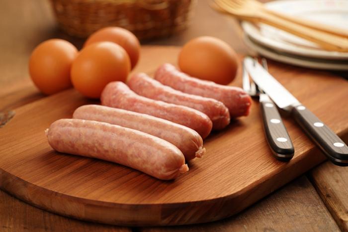 Листерии и антибиотики нашли в купатах и колбасках: что не советует покупать Роскачество  | Роскачество выявило нарушения у производителей гриль-продукции