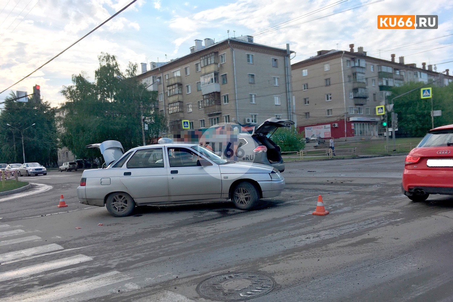 Очередная авария на проблемном перекрестке в Каменске-Уральском: паркетник не уступил дорогу легковушке. Есть пострадавшие. ВИДЕО