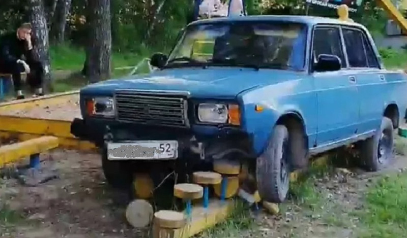 Страшные крики слышал весь район! Водитель «Жигулей» давил колесами малышей на детской площадке
