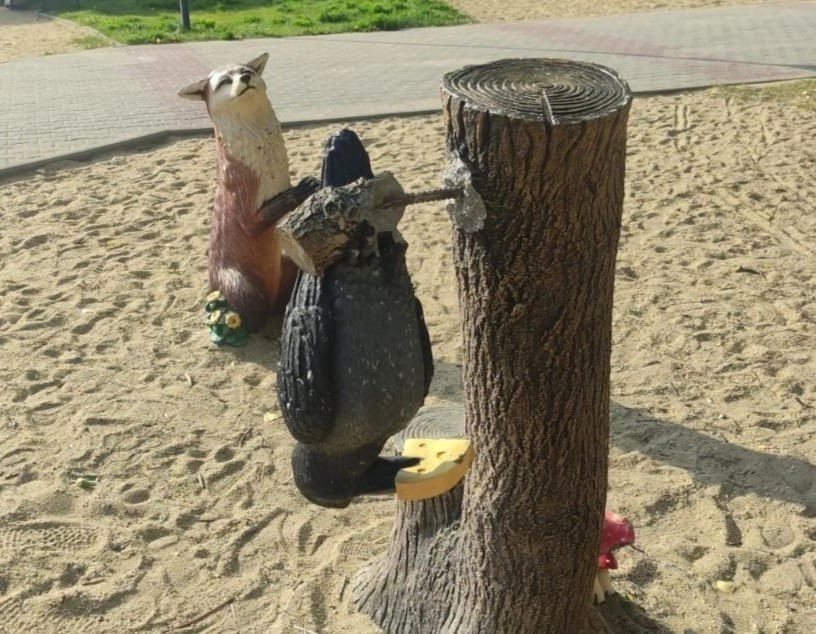 «Гарантия» статуи вороны, пробившей ребенку голову в Каменске-Уральском, истекла год назад | В Каменске статуя вороны, чуть не убившая ребенка, «просрочилась» на год 