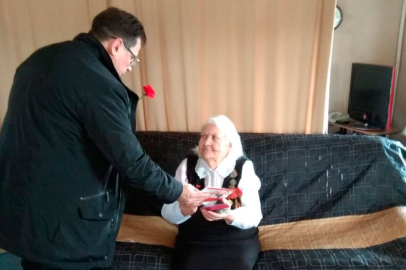 Фронтовикам, блокадникам, узникам гетто и нацистских концлагерей: в Каменске-Уральском продолжают вручать ветеранам юбилейные медали