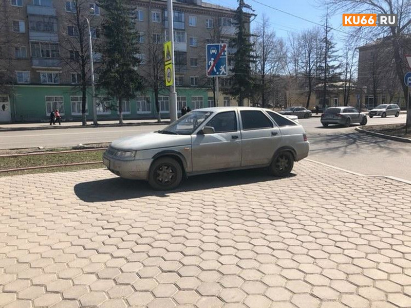 «Для пешеходов, а не для автомобилей». Житель Каменска-Уральского возмутился парковкой водителя легковушки у ТЦ «Октябрьский»