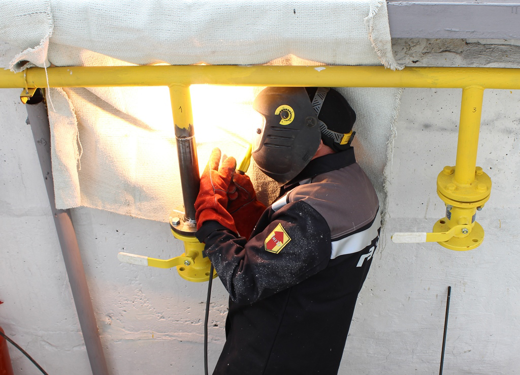 Газовики из Каменска-Уральского лучше всех гасят конфликты с абонентами, ликвидируют утечки «голубого топлива» и копают ковшом экскаватора Газовики из Каменска-Уральского лучше всех гасят конфликты с абонентами, ликвидируют утечки «голубого топлива» и копают ковшом экскаватора