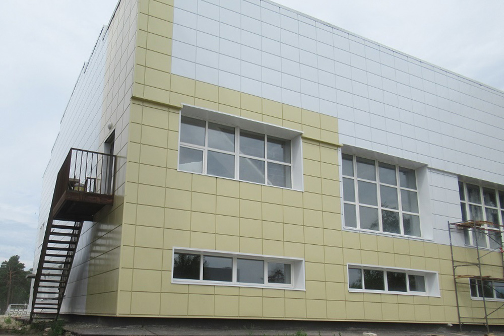 Меньше чем через месяц в Каменске-Уральском откроют после реконструкции СК «Космос». Говорят, от старого здания остались только стены