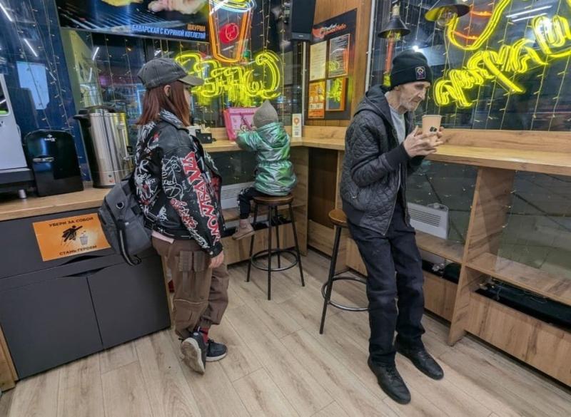 Дедушка из Каменска-Уральского замерз на улице, пока возвращался домой — ему помогли волонтеры «Лиза Алерт»  | Волонтеры «Лиза Алерт» спасли замерзшего дедушку в Каменске-Уральском 