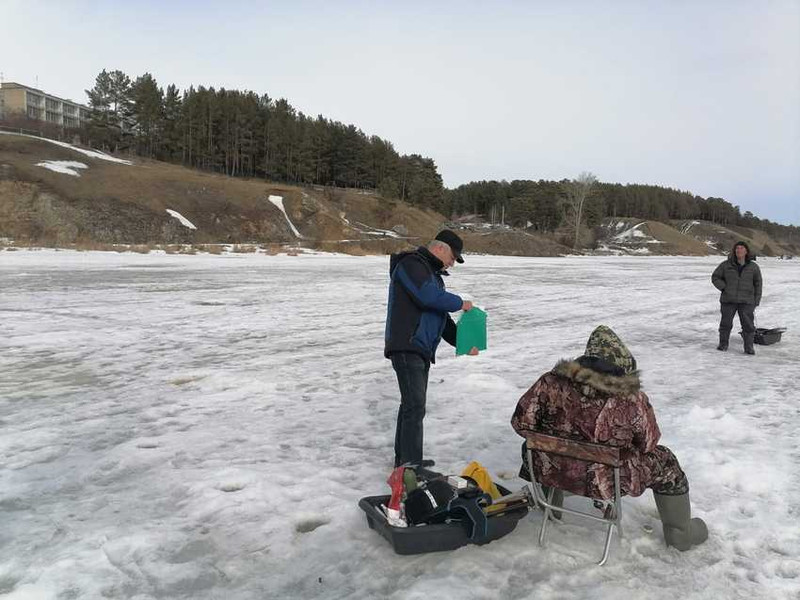 Каменцам напомнили о рыбаке, провалившемся под лёд