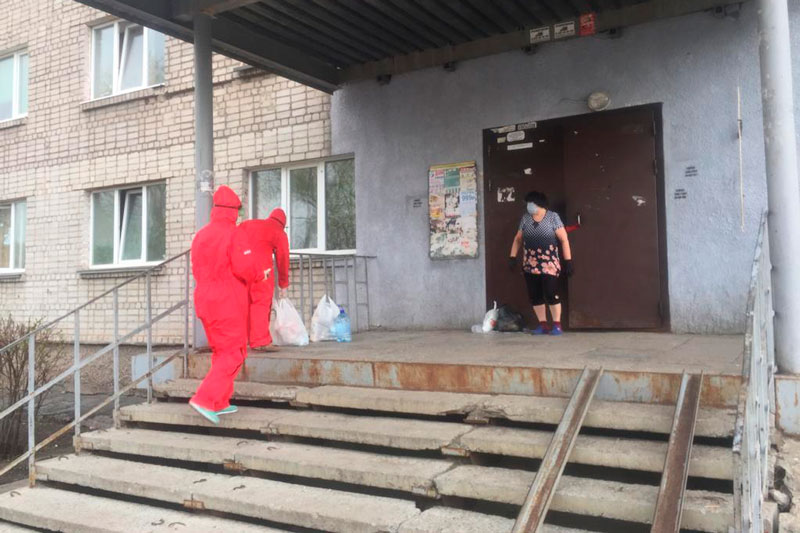 В общежитии, закрытом на карантин в Каменске, вход охраняет полиция, а с другой стороны люди выпрыгивают из окон и бегут за спиртным