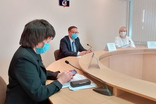 Ситуация с коронавирусом в Каменске-Уральском начинает выправляться: заболевает все меньше, а желающих привиться все больше...