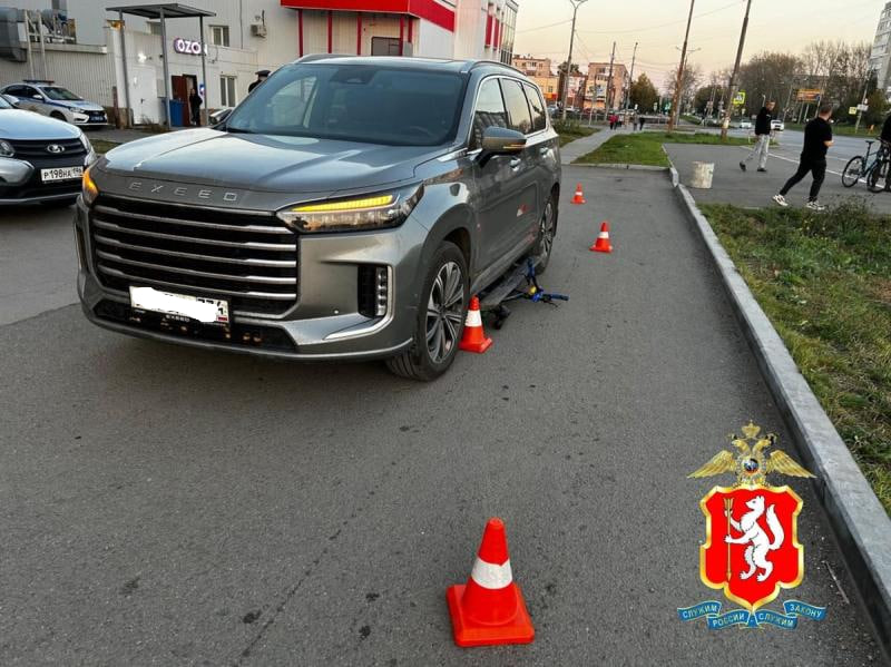 Водитель в Каменске-Уральском не заметил 10-летнюю девочку на велосипеде и жестко проехался по ней — ребенок в больнице | В Каменске-Уральском водитель проехался по 10-летней девочке на велосипеде