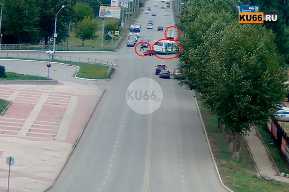 Все сошлось воедино: неудачно припаркованная Газель, пьяный пешеход и автобус, который начал «поджимать» легковушку в Каменске-Уральском…