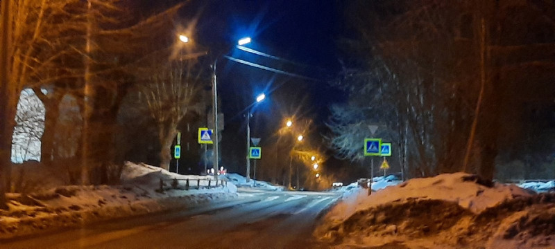 На нерегулируемых переходах в Каменске «сияют» светодиодные фонари — пешеходы автомобилистам здесь видны издалека!